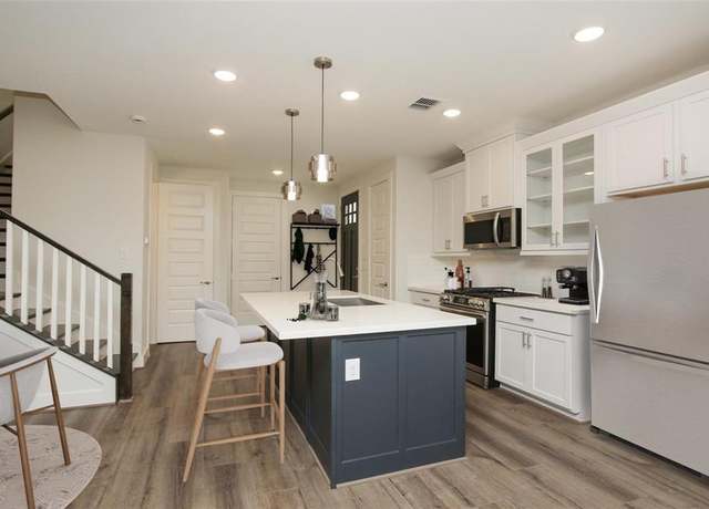 Property at 307 E 40th St Unit B, Houston, TX 77018, 3 beds, 2.5 baths