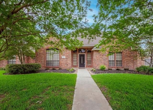 Property at 603 Oleander St, Lake Jackson, TX 77566, 4 beds, 2.5 baths