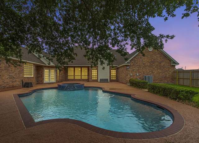 Property at 603 Oleander St, Lake Jackson, TX 77566, 4 beds, 2.5 baths