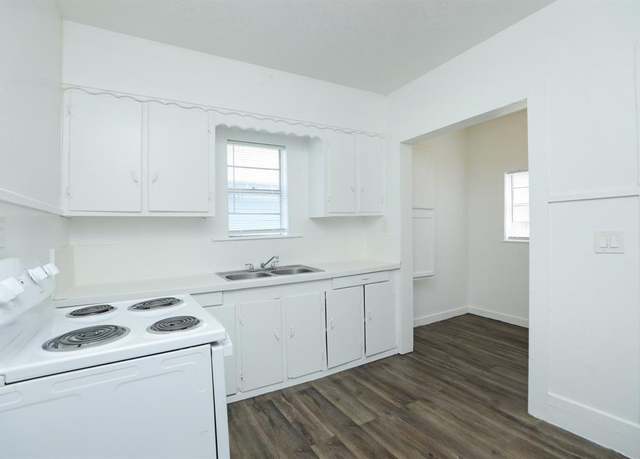 Property at 119 W Main St, Baytown, TX 77520, 2 beds, 1 bath