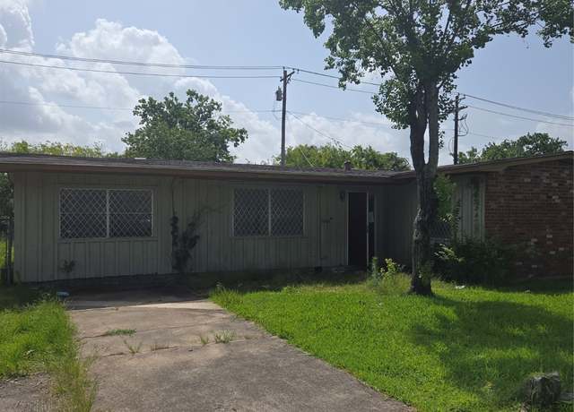 Property at 1302 Appomattox Dr, Texas City, TX 77591, 4 beds, 2 baths