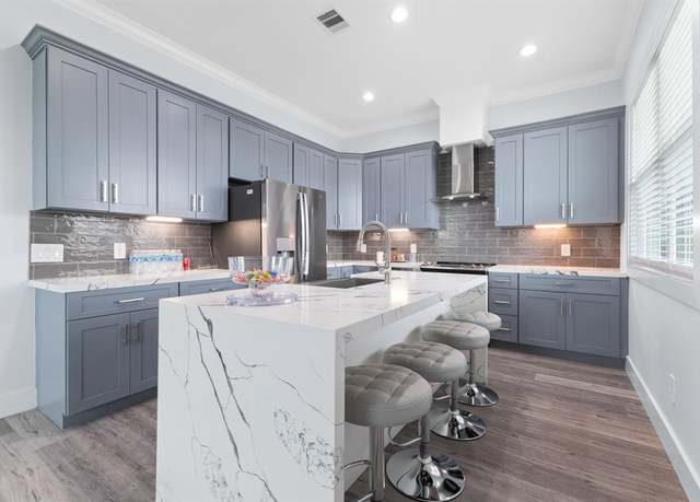 Property at 4024 Surf Dr, Galveston, TX 77554, 3 beds, 3.5 baths