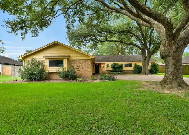 Property at 605 Bellaire Cir, Alvin, TX 77511, 4 beds, 2.5 baths