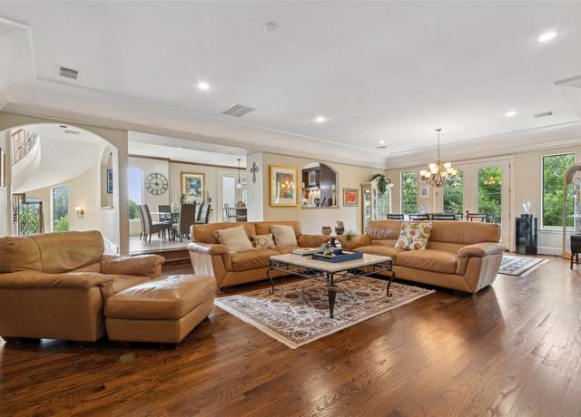 Property at 5520 Mcculloch Cir, Houston, TX 77056, 3 beds, 3.5 baths