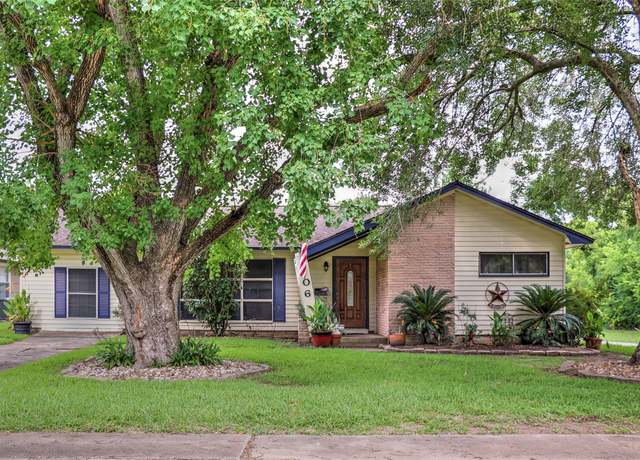 Property at 406 Poinsetta St, Lake Jackson, TX 77566, 4 beds, 1.5 baths