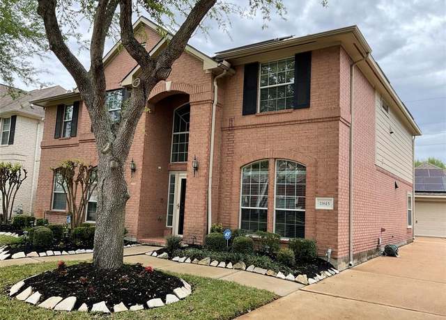 Property at 11615 Summer Moon Dr, Pearland, TX 77584, 5 beds, 3.5 baths