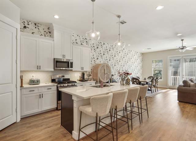 Property at 812 E 37th St Unit B, Houston, TX 77022, 3 beds, 2.5 baths