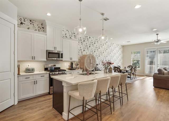 Property at 812 E 37th St Unit B, Houston, TX 77022, 3 beds, 2.5 baths