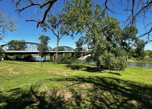 Property at 924 Robson St, Columbus, TX 78934