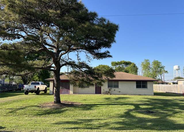 Property at 1006 Perryman Ave, Palacios, TX 77465, 3 beds, 1 bath