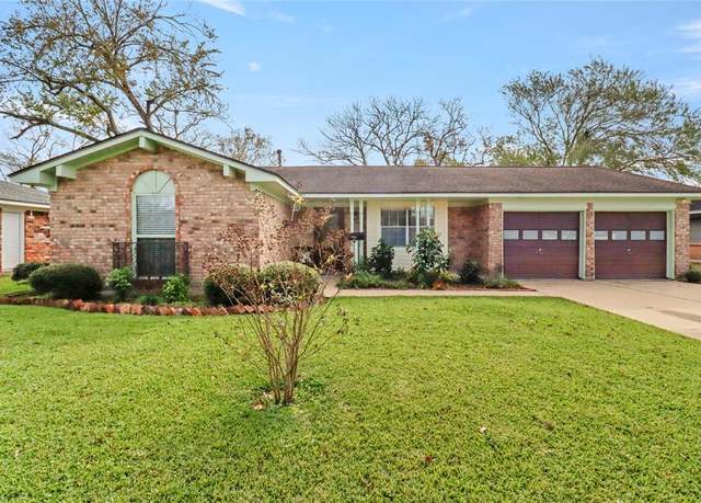 Property at 128 Talisman St, Lake Jackson, TX 77566, 4 beds, 2 baths