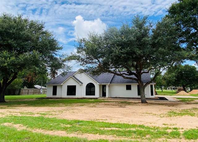 Property at 3907 Quail Cir, Sealy, TX 77474, 3 beds, 2 baths