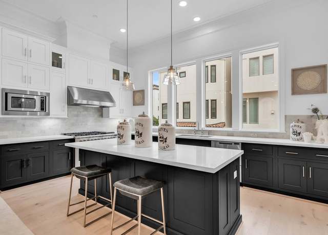 Property at 211 Calle Ronda Pl, Houston, TX 77007, 3 beds, 3.5 baths