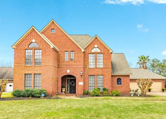 Property at 704 Walnut St, Lake Jackson, TX 77566, 4 beds, 3 baths
