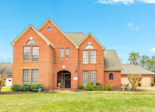 Property at 704 Walnut St, Lake Jackson, TX 77566, 4 beds, 3 baths