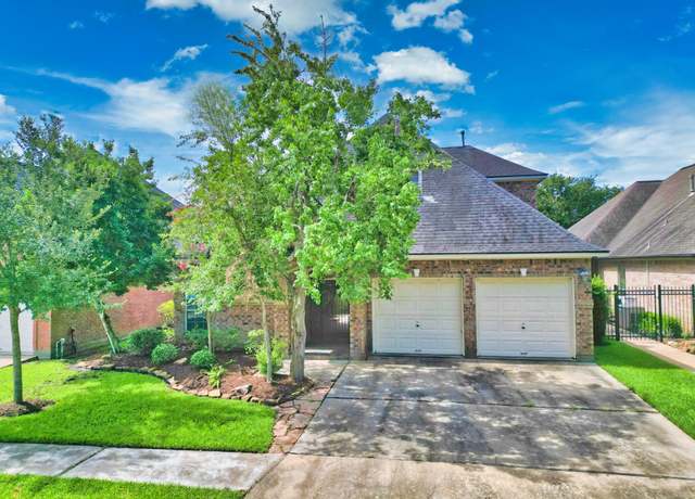 Property at 11 Red Oak Ct, Lake Jackson, TX 77566, 4 beds, 3.5 baths