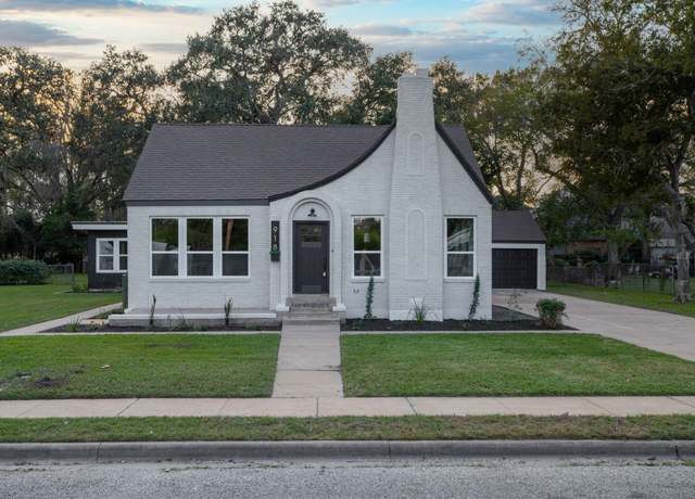 Property at 918 Front St, Columbus, TX 78934, 4 beds, 3.5 baths