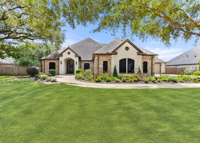 Property at 1105 Oak Park Dr, Angleton, TX 77515, 4 beds, 4 baths