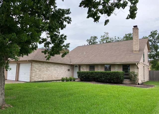 Property at 813 Lakeview Dr, Sugar Land, TX 77498, 3 beds, 2.5 baths