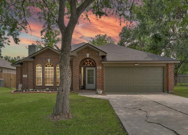 Property at 618 Paradise Ln, Montgomery, TX 77356, 3 beds, 2 baths