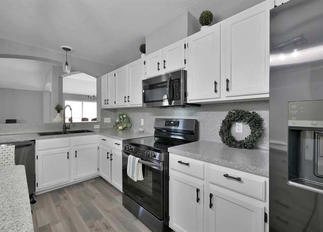 Property at 618 Paradise Ln, Montgomery, TX 77356, 3 beds, 2 baths
