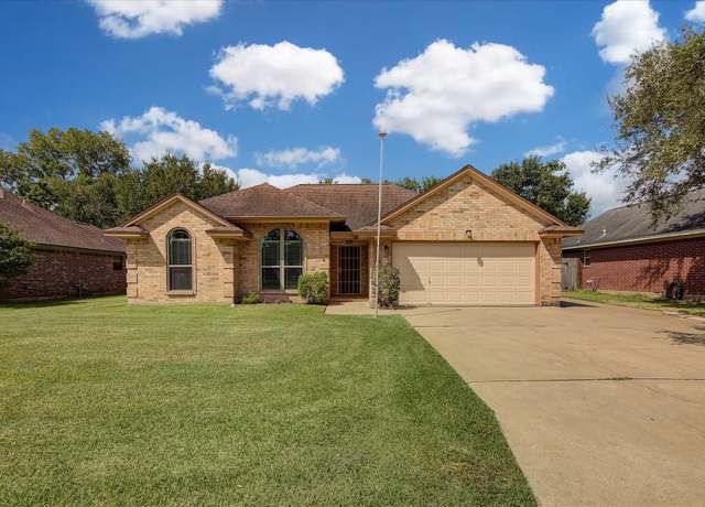 Property at 122 Bumelia St, Lake Jackson, TX 77566, 3 beds, 2 baths