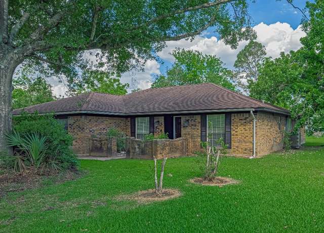 Property at 110 S Bow Dr, Lake Jackson, TX 77541, 3 beds, 2 baths