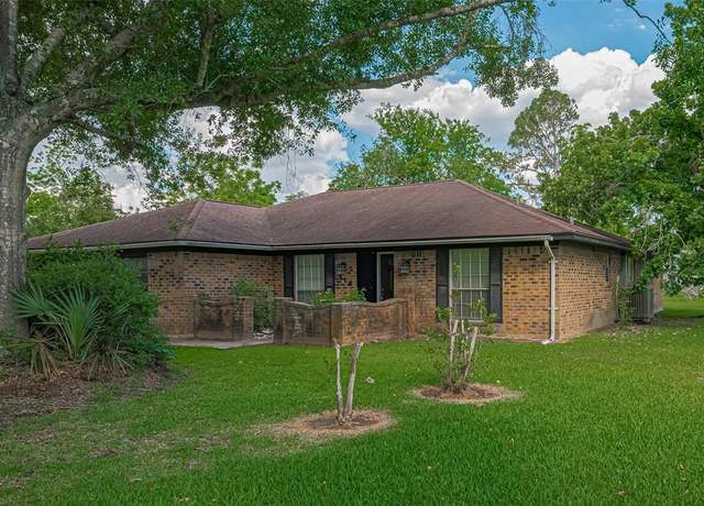 Property at 110 S Bow Dr, Lake Jackson, TX 77541, 3 beds, 2 baths