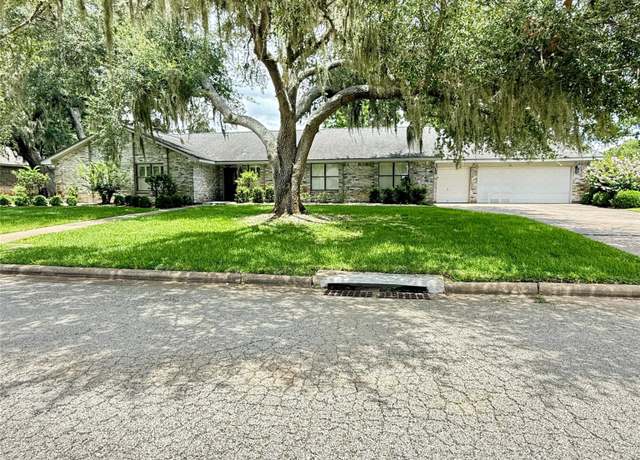 Property at 332 N Amherst Dr, West Columbia, TX 77486, 3 beds, 2 baths