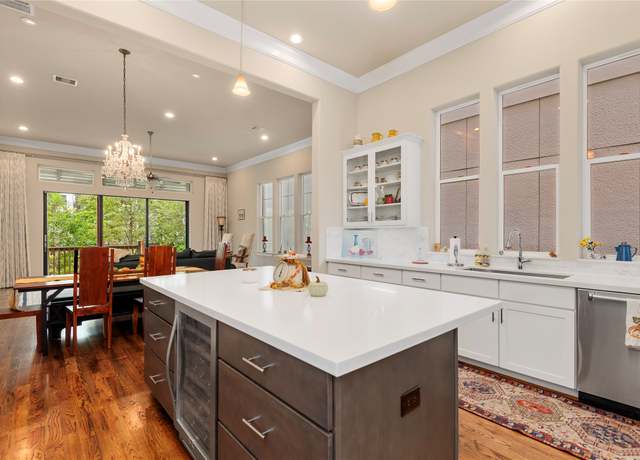 Property at 1231 W 15th 1/2 St, Houston, TX 77008, 3 beds, 3.5 baths