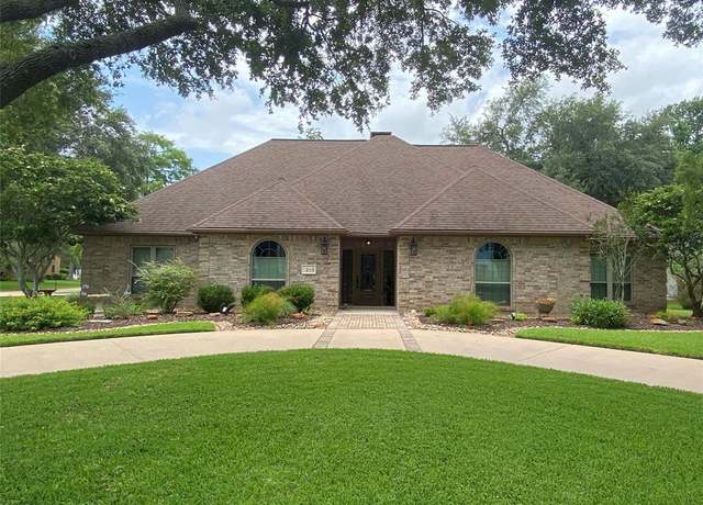 Property at 216 Dewberry Dr, Lake Jackson, TX 77566, 4 beds, 3 baths