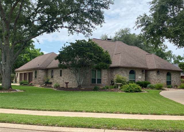 Property at 216 Dewberry Dr, Lake Jackson, TX 77566, 4 beds, 3 baths