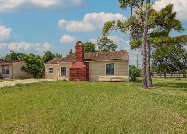 Property at 418 Azalea St, Lake Jackson, TX 77566, 4 beds, 1 bath