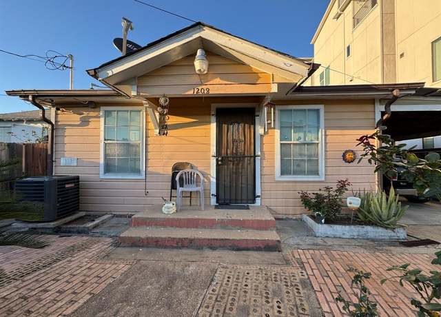 Property at 1208 Winter St, Houston, TX 77007, 3 beds, 1 bath