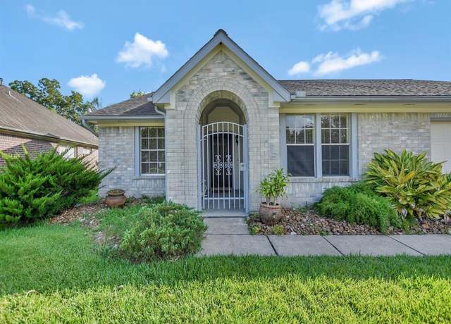 Property at 15830 Cambridge View Dr, Friendswood, TX 77546, 3 beds, 2 baths