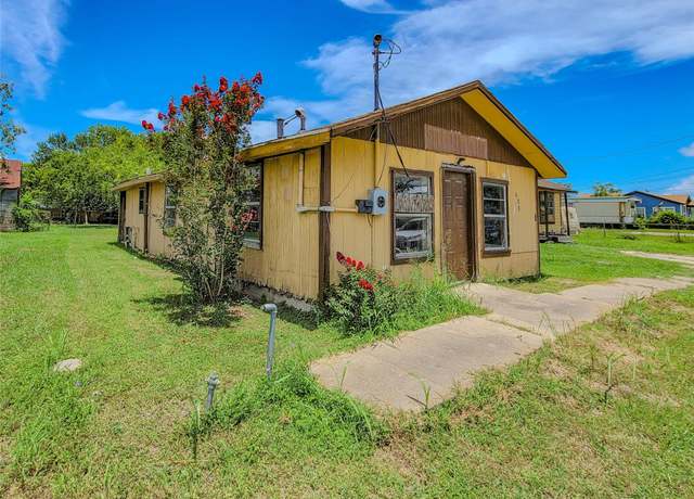 Property at 608 S Benavides St, Port Lavaca, TX 77979, 3 beds, 1 bath