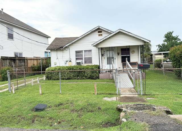 Property at 901 Dorothy St, Houston, TX 77008, 3 beds, 2 baths
