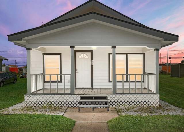 Property at 522 W Broad St, Freeport, TX 77541, 3 beds, 2 baths