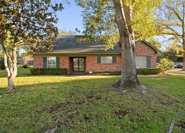 Property at 1102 E Main St, Madisonville, TX 77864, 4 beds, 2.5 baths