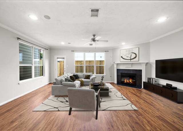 Property at 1517 Asbury St, Houston, TX 77007, 3 beds, 2.5 baths
