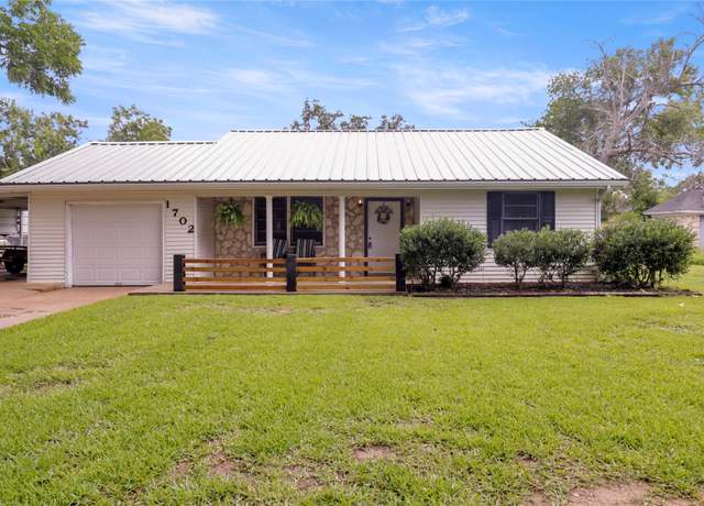 Property at 1702 Highway 332 W, Lake Jackson, TX 77566, 3 beds, 1 bath