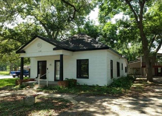 Property at 1120 W Robinson St, Alvin, TX 77511, 3 beds, 3.5 baths