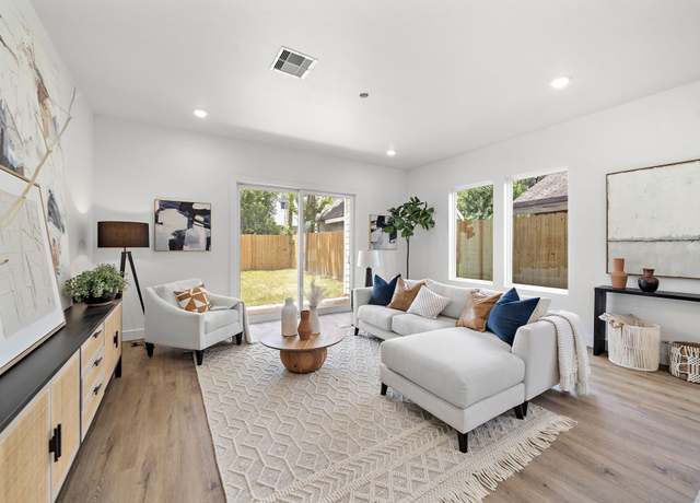 Property at 408 E 33rd St, Houston, TX 77018, 3 beds, 2.5 baths