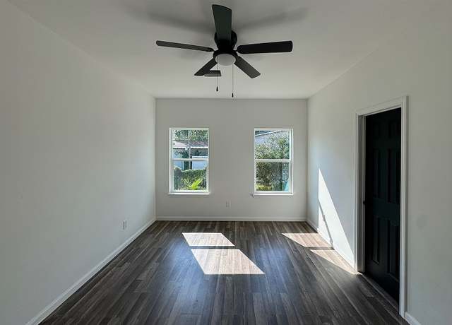 Property at 322 W Nazro St, Baytown, TX 77520, 3 beds, 2 baths