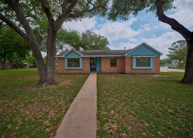 Property at 3002 Lamar Cir, El Campo, TX 77437, 3 beds, 2 baths