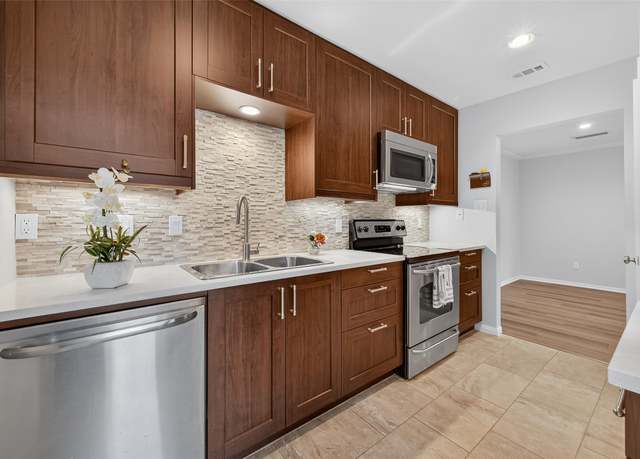 Property at 1201 Bering Dr #40, Houston, TX 77057, 2 beds, 2 baths