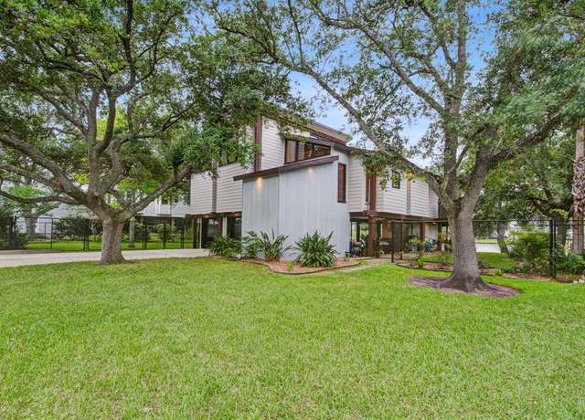 Property at 2154 Cove Park Dr, Kemah, TX 77565, 2 beds, 3 baths