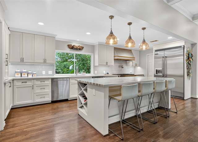 Property at 11010 Hedwig Green St, Hunters Creek Village, TX 77024, 5 beds, 3.5 baths