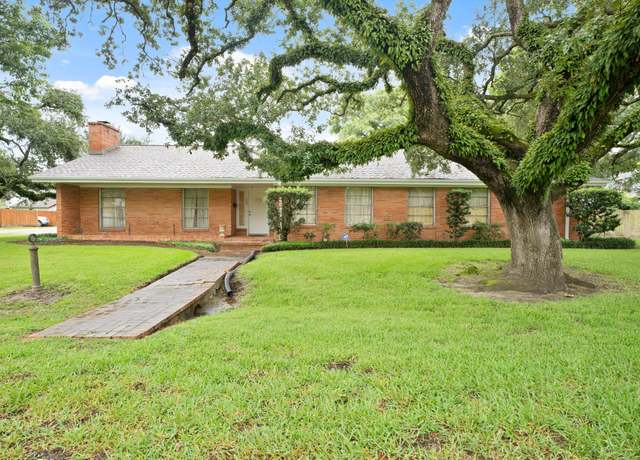 Property at 303 S Jackson St, Alvin, TX 77511, 3 beds, 2.5 baths