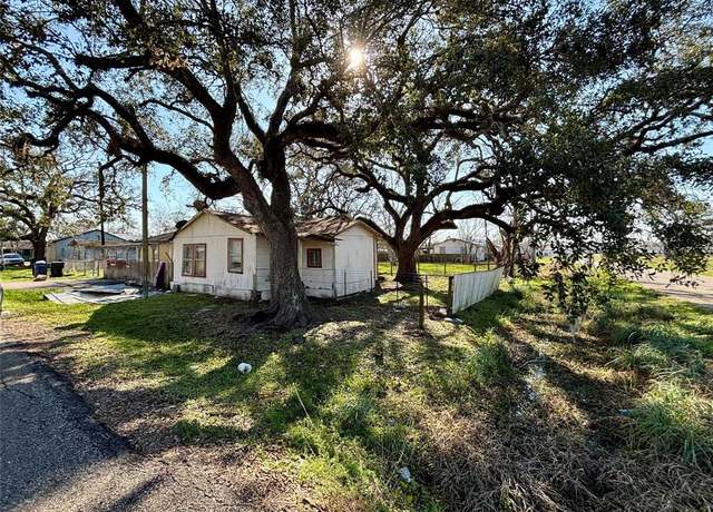 Property at 306 Oak St, Brazoria, TX 77422, 5 beds, 2 baths
